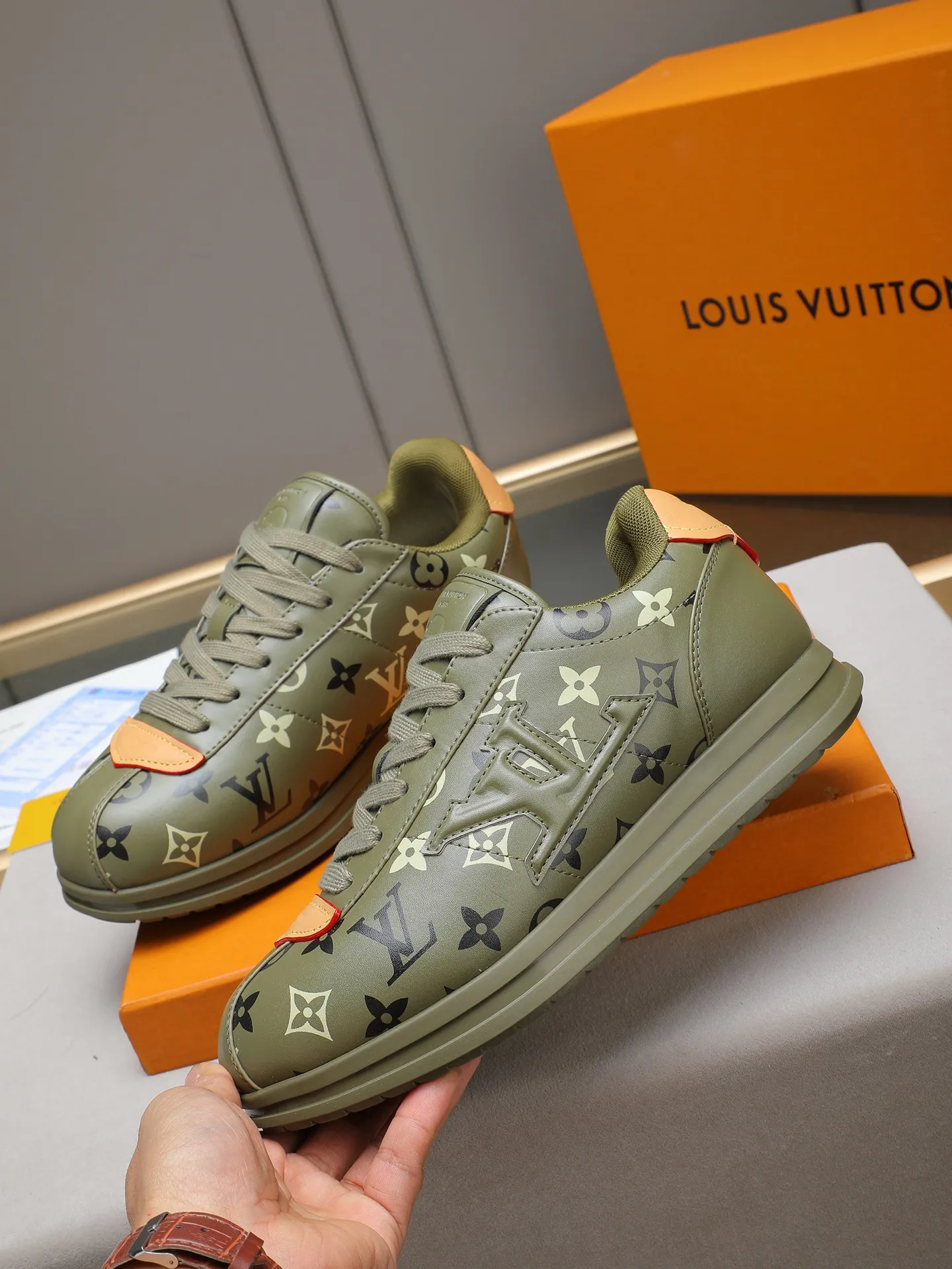 PP560 LV Louis Vuitton L Jialu Brand Runner Tatic Series Thick-soled Casual Sports Shoes Running Shoes Original purchase, development and production This LV Runner Tatic sports shoe combines technical materials such as mesh fabric and ribbons to interpret the inspiration of traditional mountaineering shoes. LV letters are written on one side, the lariat buckle of the quick lacing system is embellished with Monogram flowers and Louis Vuitton logos, and the light and wear-resistant rubber outsole completes the whole. ▪️Fabric: Original imported cowhide + mesh ▪️Inner lining: Original customized breathable mesh ▪️Sole: Original open-molded anti-slip rubber combination material ▪️Size: Men's 38-44 (customized for 45 and 46)